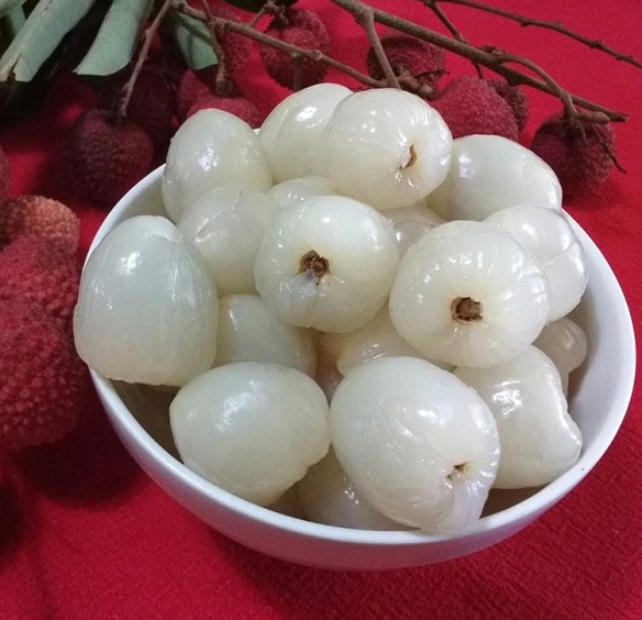 A bowl of peeled litchis. Photo credit: @danie.fock